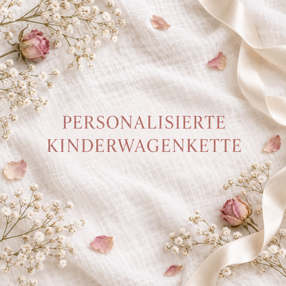 Banner mit der Aufschrift „Personalisierte Kinderwagenkette" auf weißem Musselin mit getrockneten Blumen