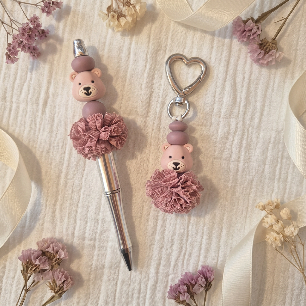 Geschenkset Bär mit Kugelschreiber und Schlüsselanhänger in Mauve und Beige mit Stoff-Pompons