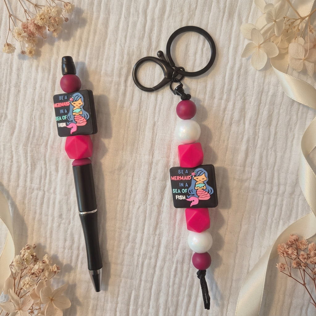 Geschenkset Meerjungfrau mit Kugelschreiber und Schlüsselanhänger in Pink, Beere, Weiß und Schwarz