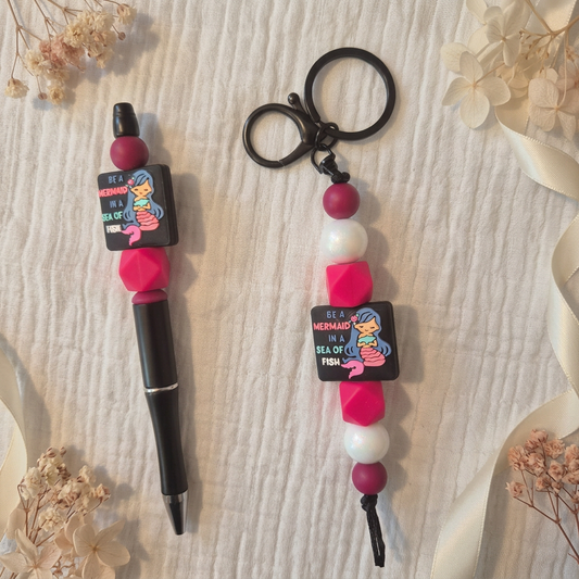 Geschenkset Meerjungfrau mit Kugelschreiber und Schlüsselanhänger in Pink, Beere, Weiß und Schwarz
