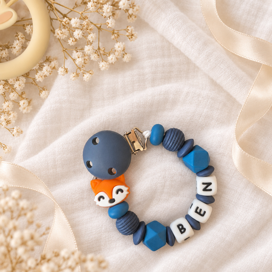 Schnullerkette mit Fuchs in Blau auf weißem Musselin
