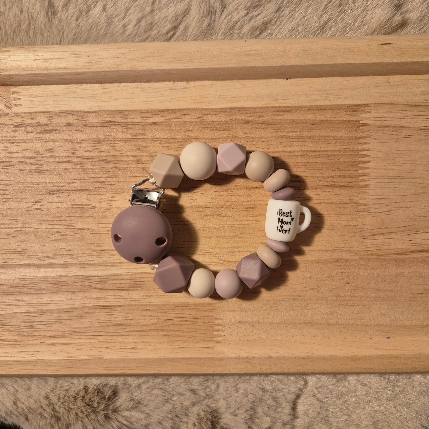 Schnullerkette Kaffeebecher "Best Mom Ever" | Mauve Creme Taupe