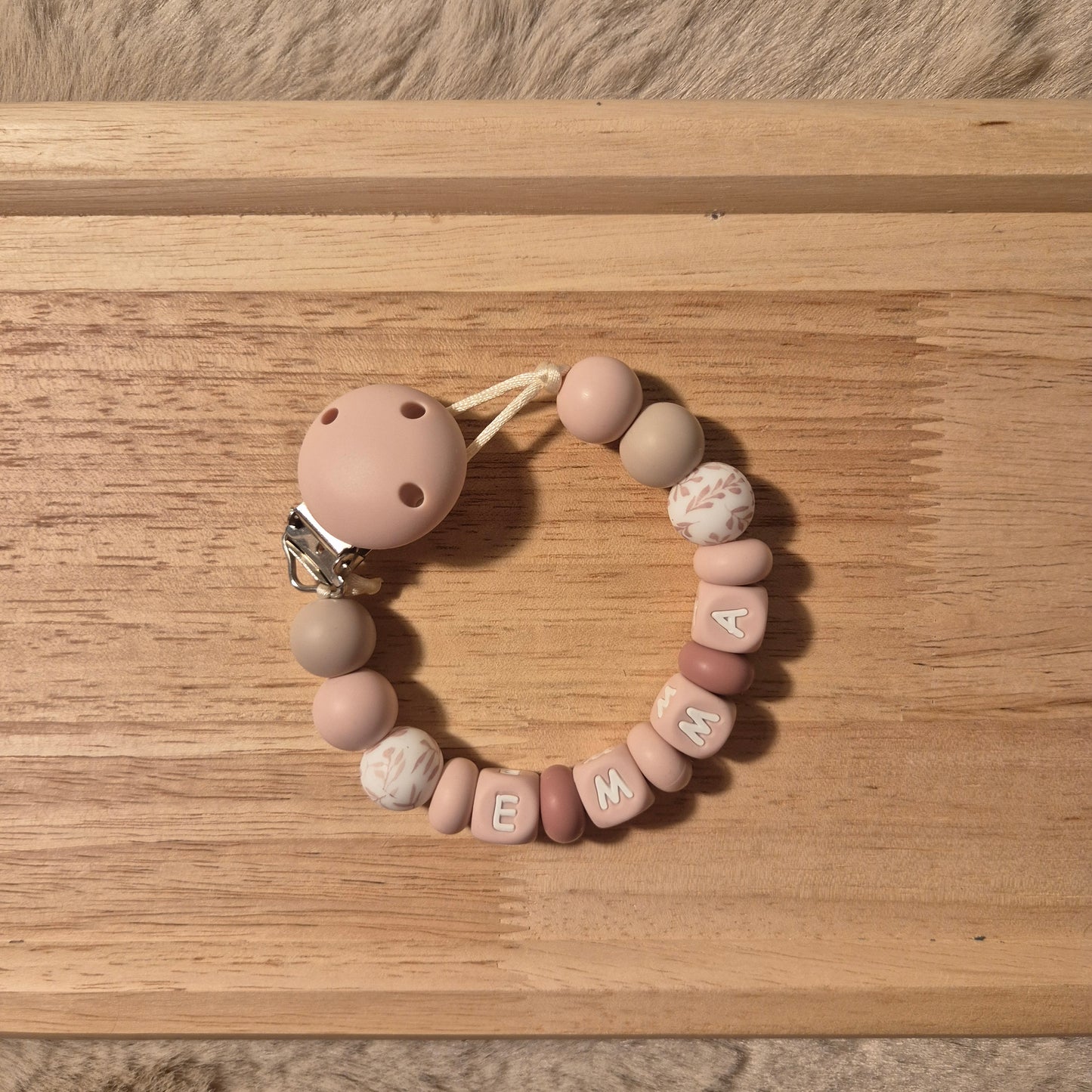 Schnullerkette personalisiert – EMMA | Zartrosa Beige